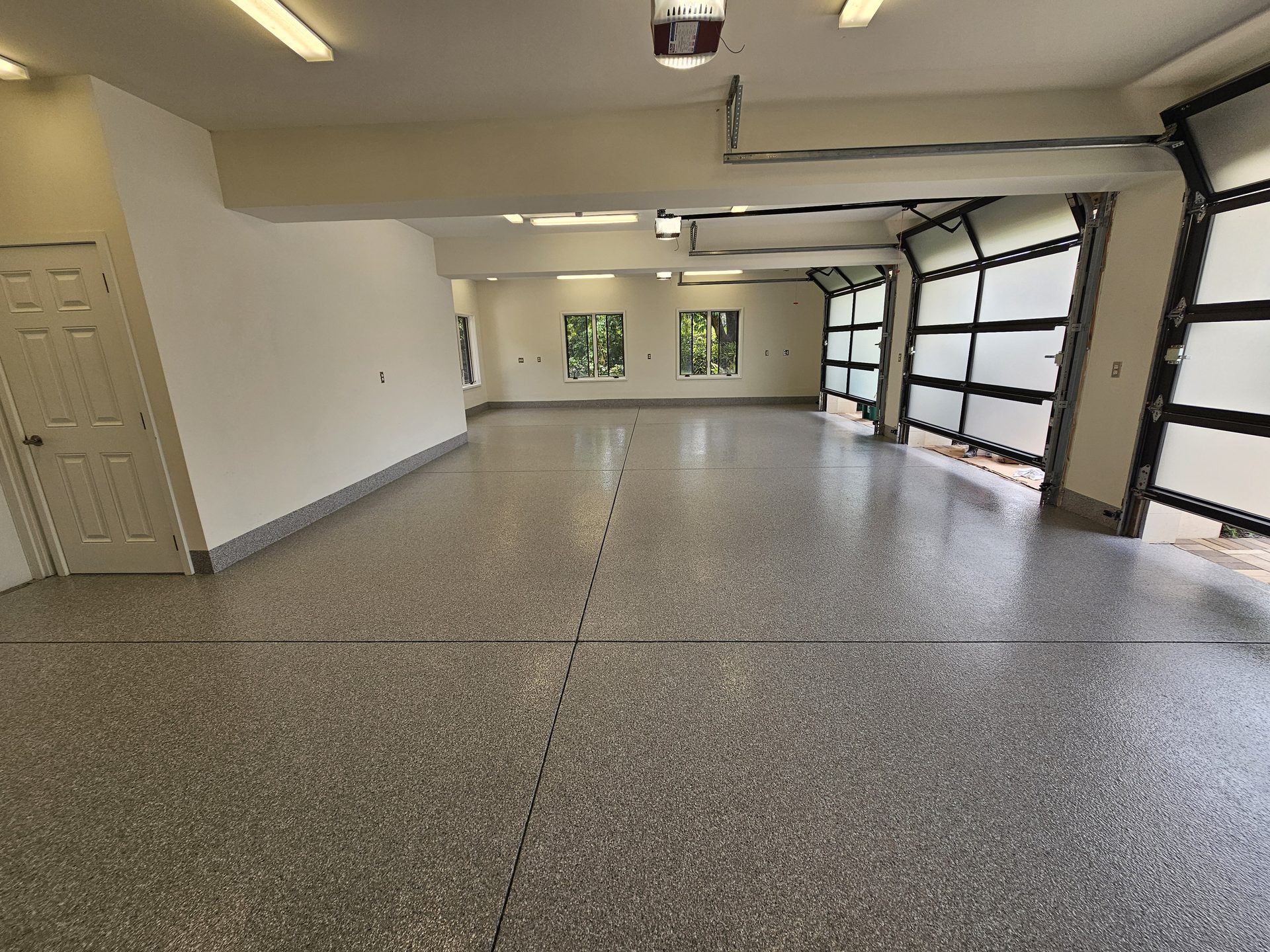 Residential garage epoxy flake